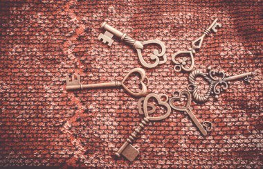 Aşk kavramı olarak retro tarzı metal anahtarlar