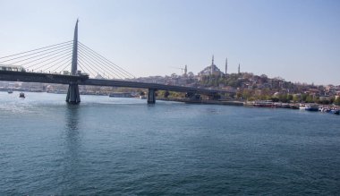 Haliç 'teki Haliç Metro Köprüsü ekranda