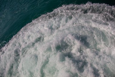 Köpük ve kabarcıklar ile su yüzey arka plan