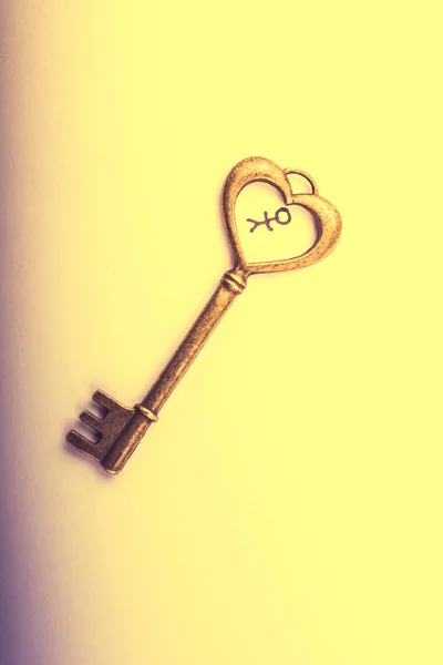 Winziger Strichmännchen und ein herzförmiger Schlüssel im Retro-Stil als Liebesschlüssel — Stockfoto