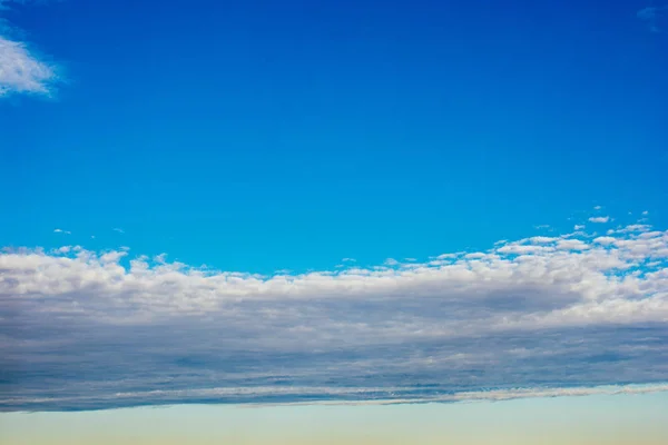 Bílá barva mraky pokrývají modrá obloha — Stock fotografie