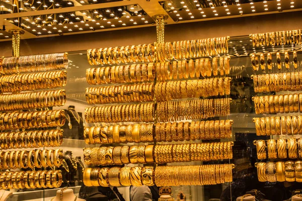 Exibição loja de dezenas de pulseiras de ouro — Fotografia de Stock