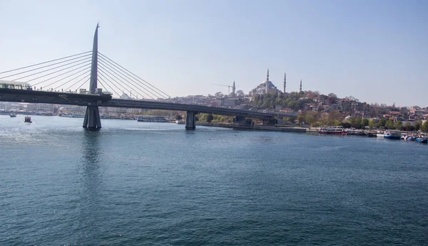 Haliç 'teki Haliç Metro Köprüsü ekranda — Stok fotoğraf