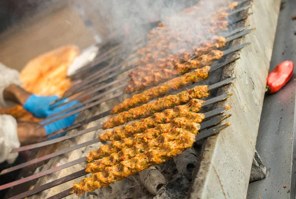 Le kebab turc Adana / Urfa est grillé — Photo