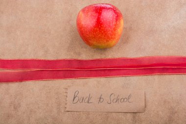 Apple ve bir şerit ile yazı okuluna geri dön 