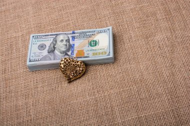 Bizi dolar ve bir kalp şekli paket