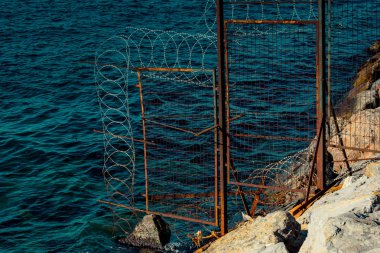 koruma amaçlı dikenli çit 