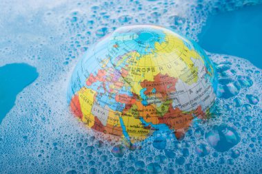 Dünya üstüne yerleştirilen boya fırçası