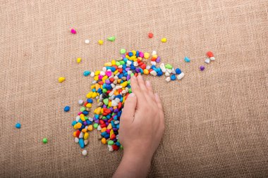 Renkli küçük el ve yerdeki çakıl