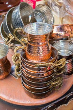 Metal tava tencere görünümünde olarak