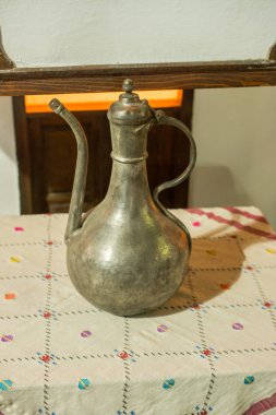 Çok eski stil metal ibrik su kavanoz