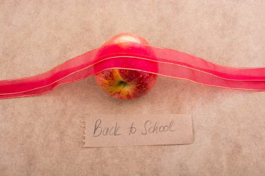 Apple ve bir şerit ile yazı okuluna geri dön 
