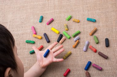 Kullanılan renkli boya kalemi ve yeni yürümeye başlayan çocuklar yardım 