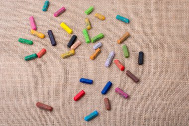 Bir tuval üzerine çeşitli renkteki boya kalemi