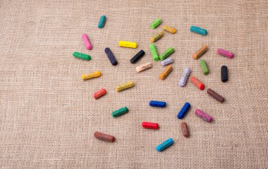Bir tuval üzerine çeşitli renkteki boya kalemi