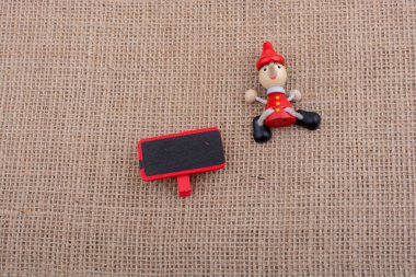 Pinokyo hakları Kurulu tutan yanında oturan 