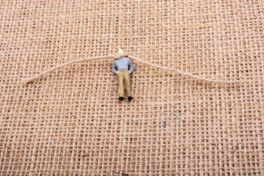 Heykelcik adam ve boynunda bir iple