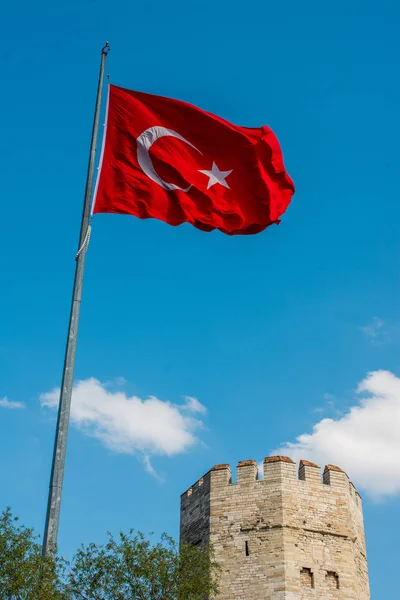 Турецька Національний прапор повісити з огляду на відкритому повітрі — стокове фото