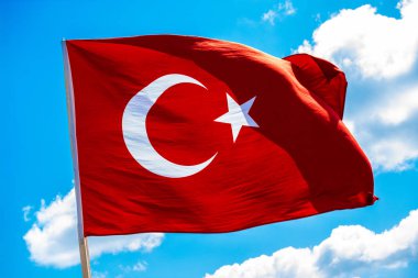 Türk ulusal bayrak görünümünde açık havada asılı