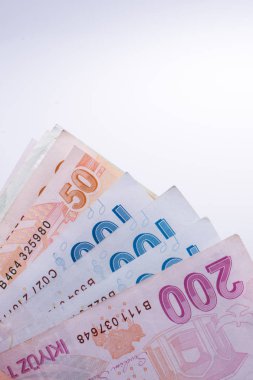 Türk Lirası banknotların beyaz arka plan üzerinde