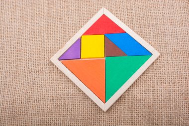 Bir kare tangram bulmacanın parçaları