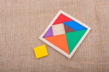 Bir kare tangram bulmacanın parçaları