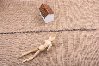  Adam heykelcik ve zinciri dışında bir Model ev