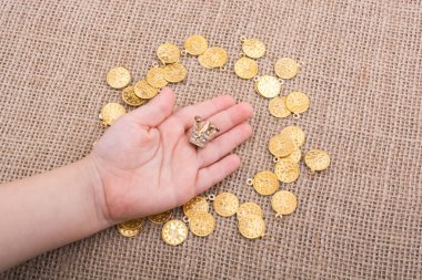 Sahte altın paralar küçük tacı etrafında vardır