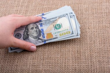 Elinde bir tomar para var.