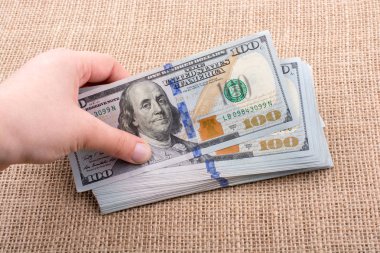 Elinde bir tomar para var.