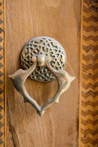 Eski el yapımı Osmanlı metal kapı kolu — Stok fotoğraf