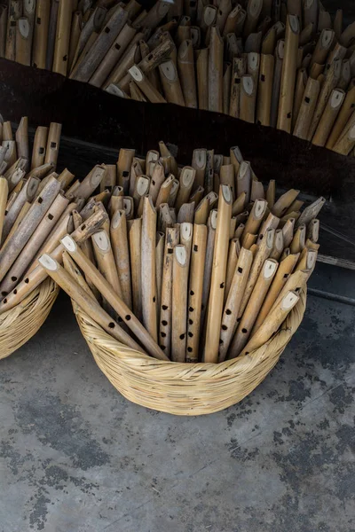 Десятки деревянных флейт ручной работы в экспозиции — стоковое фото