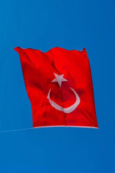 Türk ulusal bayrağı direğe asılı — Stok fotoğraf