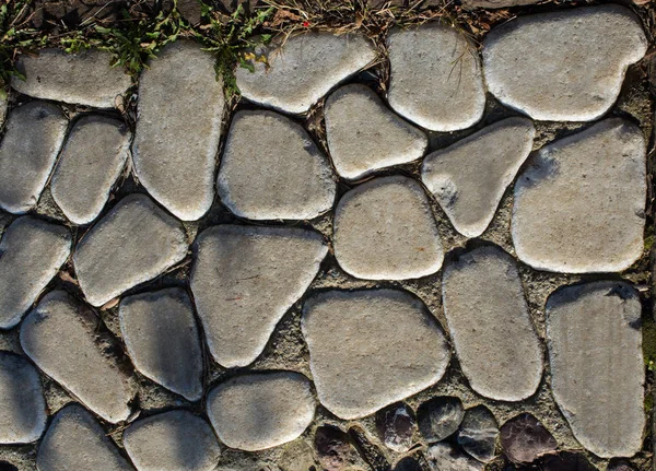 Wandoberfläche aus runden Felsen zur Schau gestellt — Stockfoto