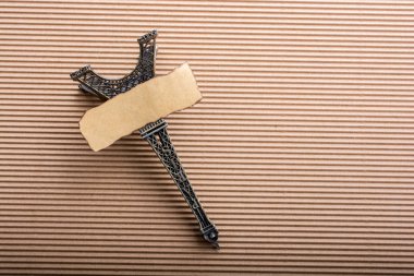 Yanmış kağıt modeli karton üzerine Eyfel Kulesi