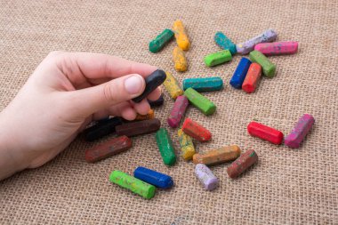 Kullanılan renkli boya kalemi ve gençler yardım