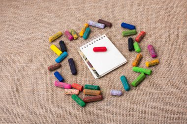 Dizüstü ortasında boya kalemi 