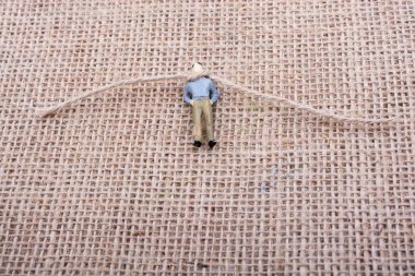 Heykelcik adam ve boynunda bir iple