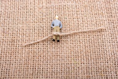 Heykelcik adam onun ayak üzerinde bir ip ile