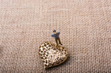 Kalp şeklinde nesne yanında adam 