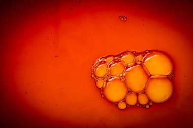 Arka plan olarak su üzerinde renkli su bubles