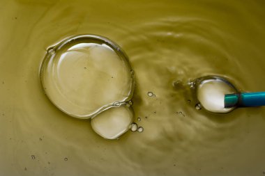 Arka plan olarak su üzerinde renkli su bubles