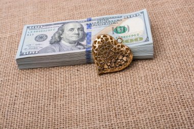 Bizi dolar ve bir kalp şekli paket