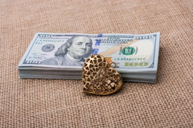 Bizi dolar ve bir kalp şekli paket