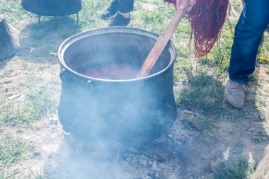 Yemek pişirmek için retro tarzı eski metal kazan 