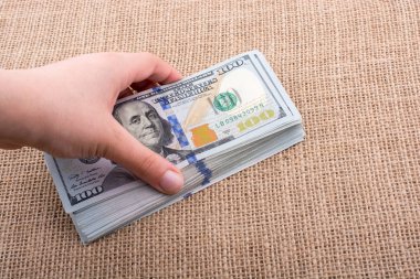 Elinde bir tomar para var.