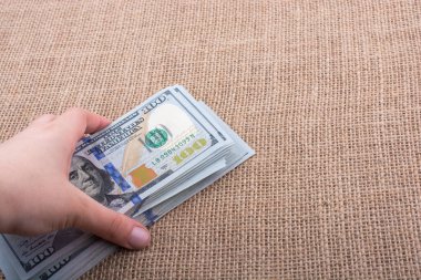 Elinde bir tomar para var.