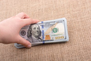 Elinde bir tomar para var.