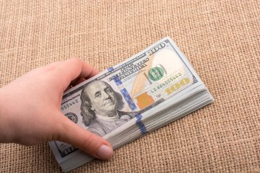 Elinde bir tomar para var.