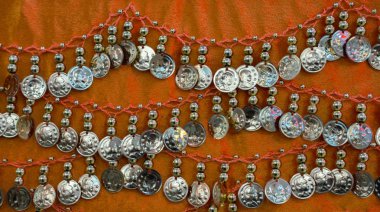 Sahte altın paralar eşarp kenarlardan vardır